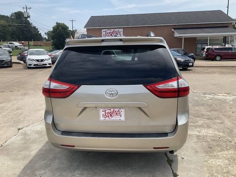 Used 2015 Toyota Sienna LE FWD image 4