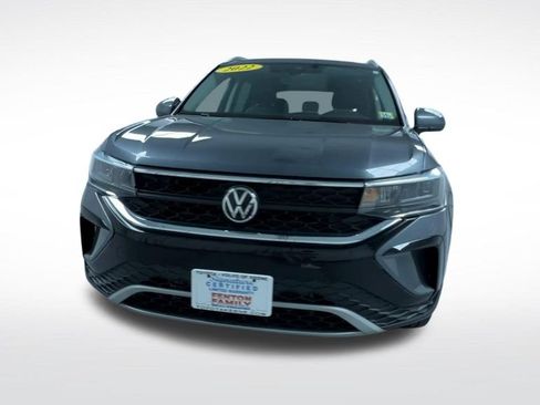 Used 2022 Volkswagen Taos SE w/ Panoramic Sunroof Package AWD/4WD image 3