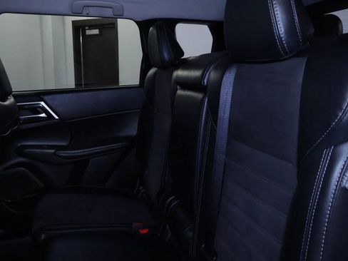 Used 2024 Mitsubishi Outlander SE image 14