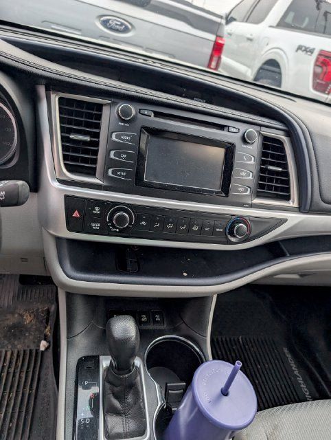 Used 2017 Toyota Highlander LE AWD/4WD image 6