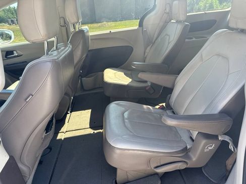 Used 2018 Chrysler Pacifica Touring-L w/ Tire & Wheel Group FWD image 6