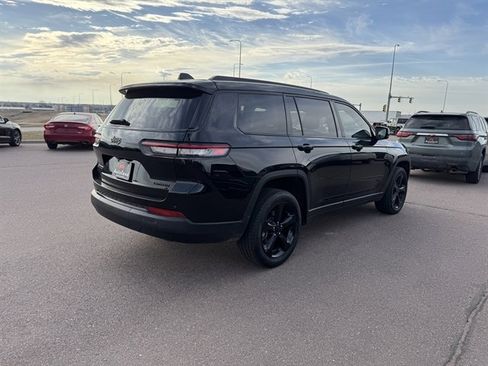 Used 2023 Jeep Grand Cherokee L Limited w/ Black Appearance Package image 6