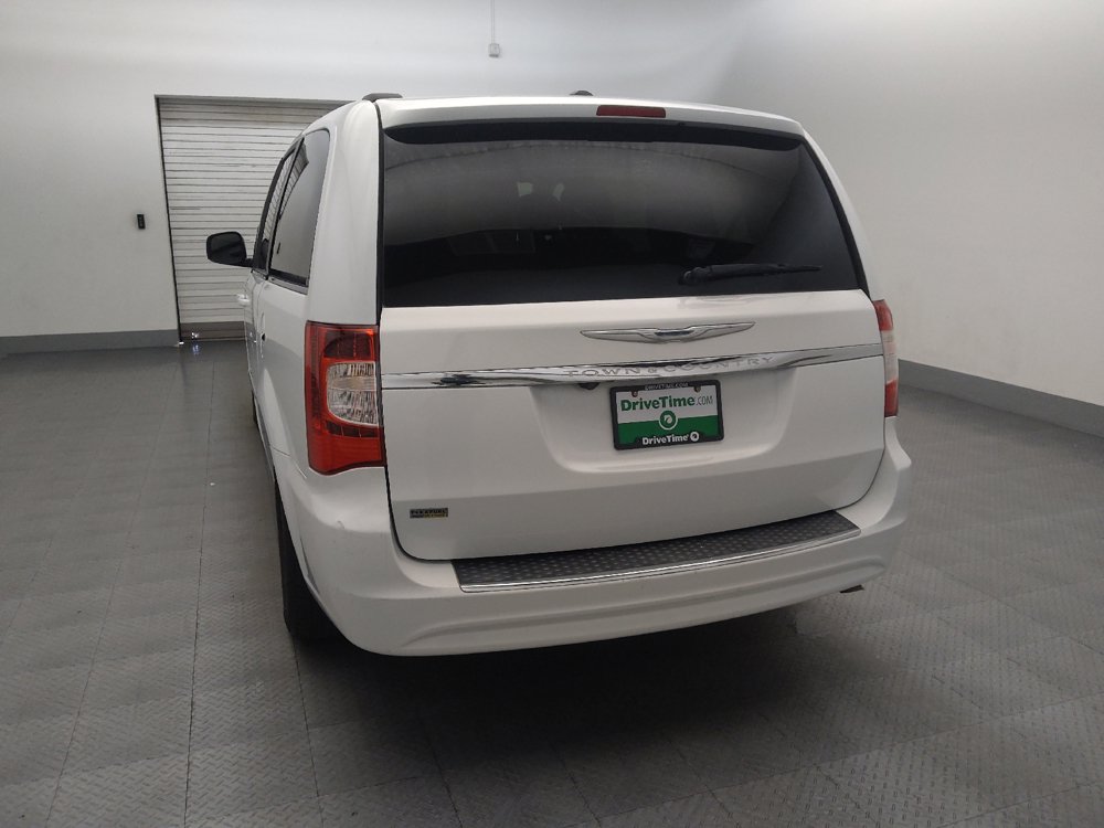 Used 2016 Chrysler Town & Country Touring FWD image 6