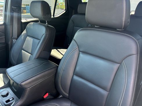 Used 2023 Chevrolet Traverse LT w/ LT Premium Package FWD image 9