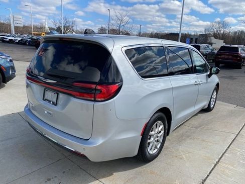 Used 2024 Chrysler Pacifica Touring-L image 3