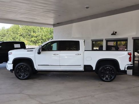 Used 2024 Chevrolet Silverado 2500 High Country w/ High Country Premium Package AWD/4WD image 2