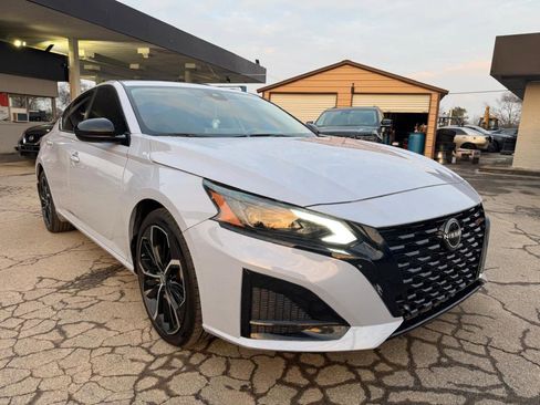 Used 2024 Nissan Altima 2.5 SR w/ SR Premium Package image 3