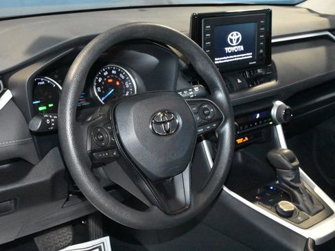 Used 2021 Toyota RAV4 LE AWD/4WD image 2