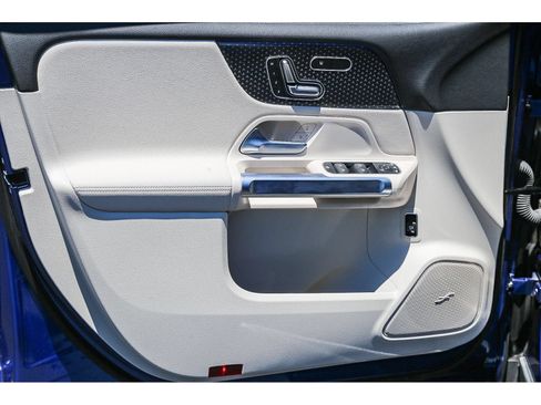 Used 2024 Mercedes-Benz EQB 300 4MATIC image 19