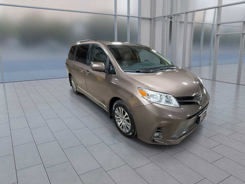 Used 2018 Toyota Sienna XLE w/ XLE Navigation Package image 2
