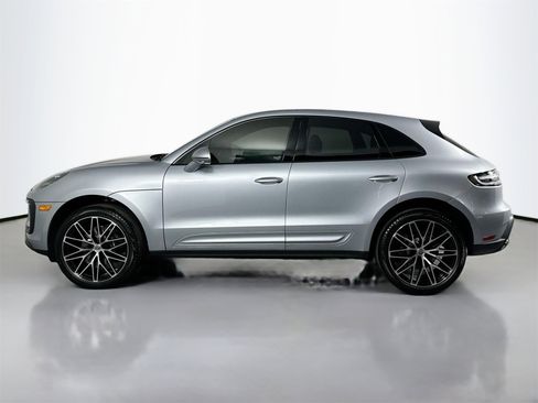 Certified 2025 Porsche Macan image 2