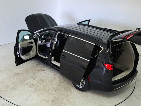 Used 2022 Chrysler Pacifica Touring-L image 50