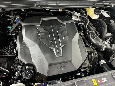 Used 2025 Kia Carnival SX w/ SX Dark Edition Package image 33