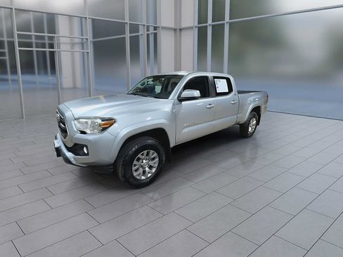 Used 2019 Toyota Tacoma SR5 AWD/4WD image 4