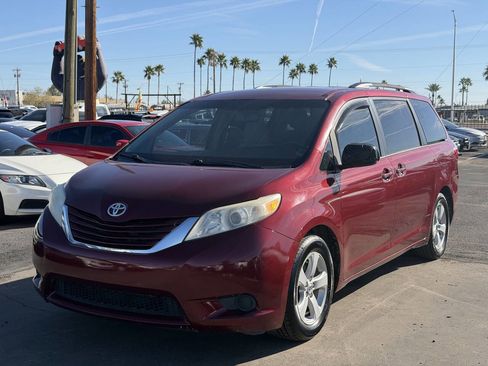 Used 2015 Toyota Sienna LE image 2