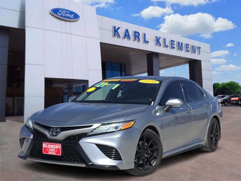 Used 2020 Toyota Camry XSE image 1