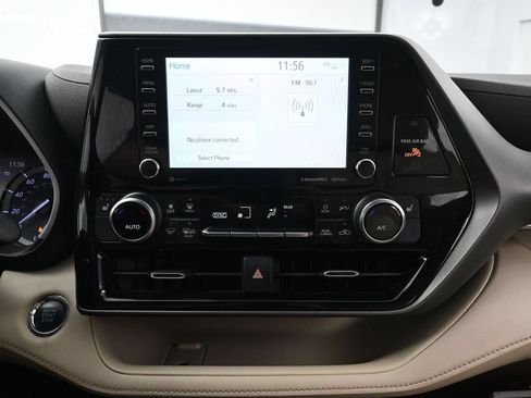 Used 2022 Toyota Highlander XLE AWD/4WD image 28