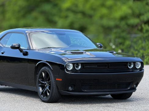 Used 2018 Dodge Challenger SXT w/ Blacktop Package image 15