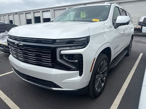 Used 2025 Chevrolet Suburban High Country AWD/4WD image 1