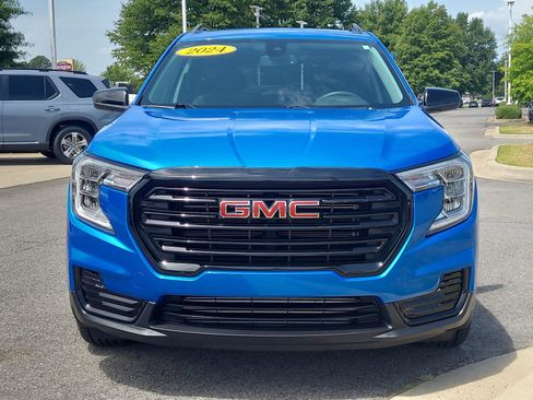 Used 2024 GMC Terrain SLE w/ Driver Convenience Package FWD image 8
