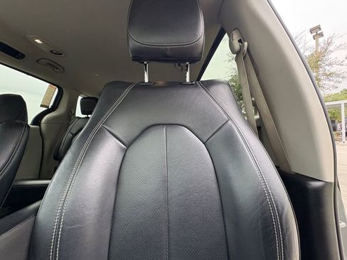 Used 2022 Chrysler Pacifica Touring-L image 14