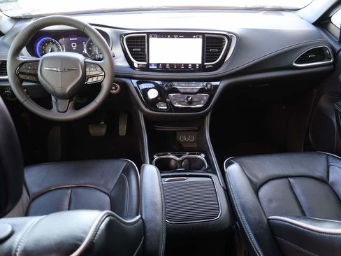 Used 2025 Chrysler Pacifica Limited image 13