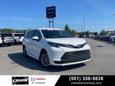 Used 2025 Toyota Sienna LE FWD image 1