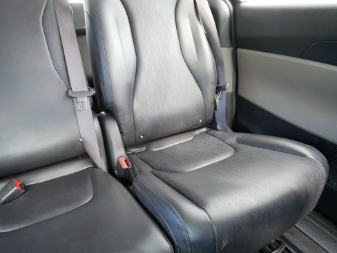 Used 2025 Kia Carnival FWD image 14