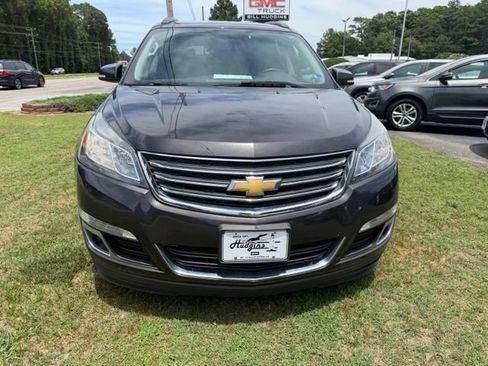 Used 2017 Chevrolet Traverse LT FWD image 2