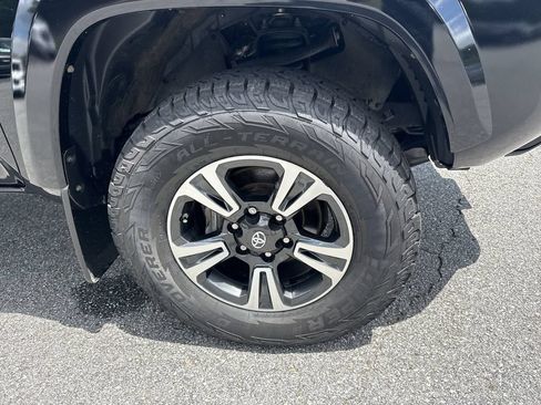 Used 2018 Toyota Tacoma TRD Sport AWD/4WD image 12