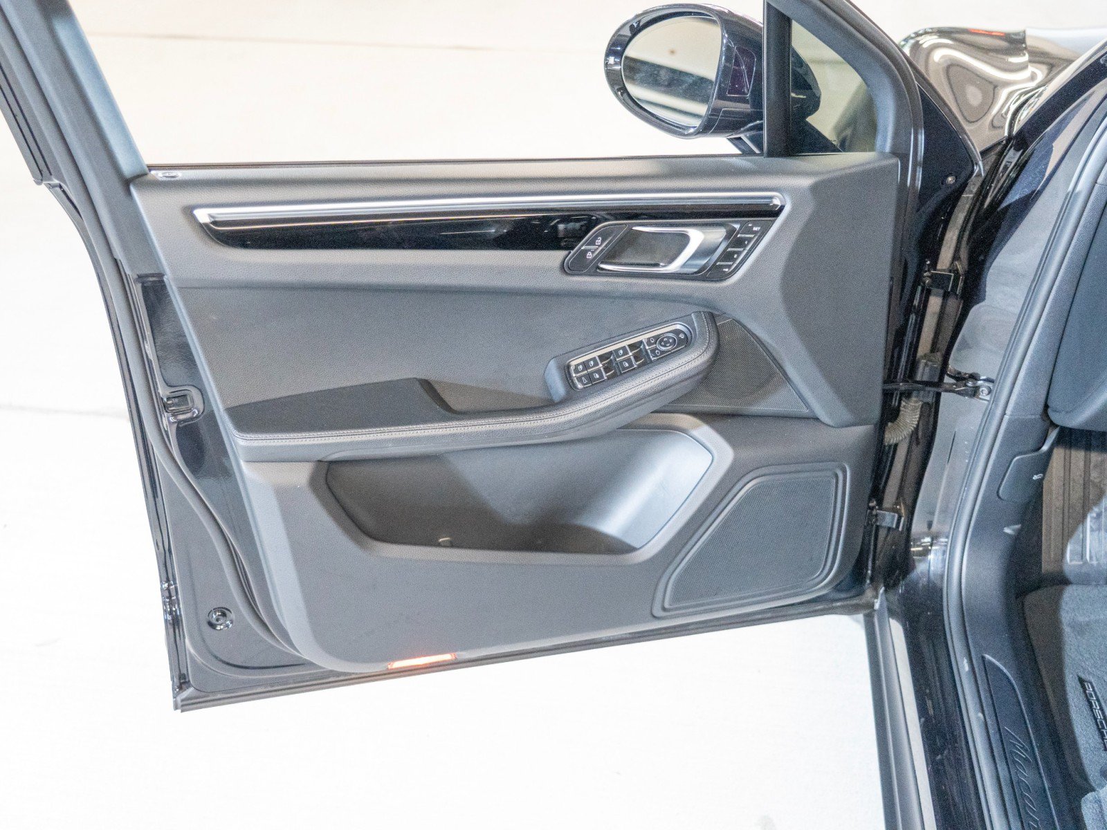 Certified 2023 Porsche Macan AWD/4WD image 16