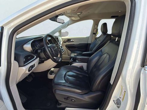 Used 2020 Chrysler Pacifica Touring-L image 14