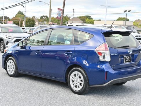 Used 2017 Toyota Prius V Three image 9