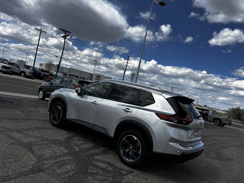 Used 2024 Nissan Rogue SV w/ SV Premium Package image 3