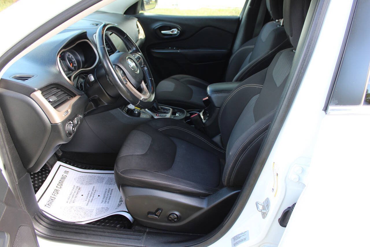 Used 2015 Jeep Cherokee Latitude w/ Comfort/Convenience Group AWD/4WD image 15