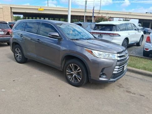Used 2019 Toyota Highlander LE FWD image 1