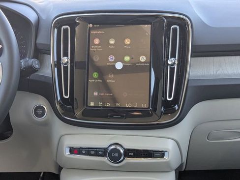 New 2026 Volvo XC40 B5 Ultra w/ Protection Package Premier image 18