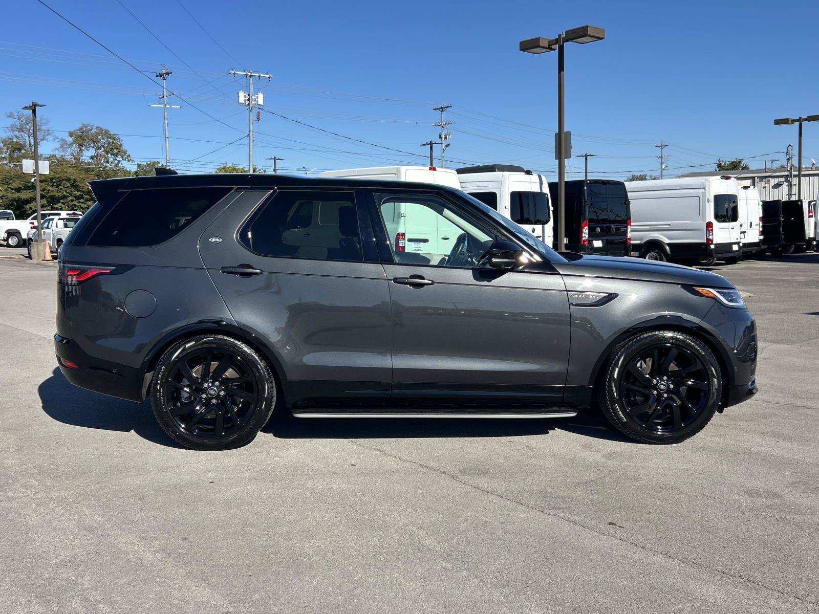 Used 2025 Land Rover Discovery Dynamic SE AWD/4WD image 2
