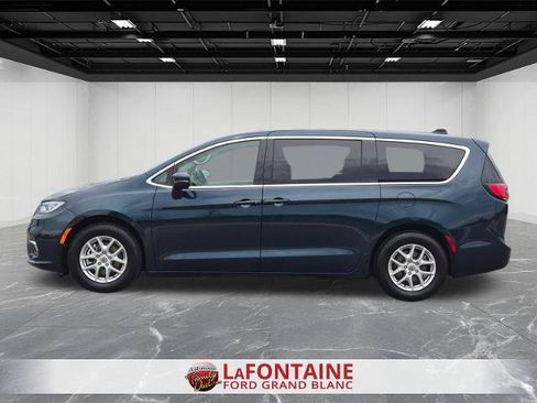 Used 2023 Chrysler Pacifica Touring-L FWD image 2
