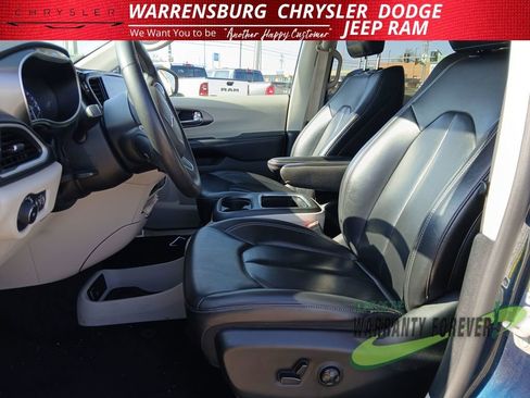 Used 2023 Chrysler Pacifica Touring-L image 14