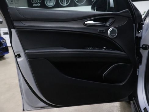 Used 2023 Alfa Romeo Stelvio Ti image 9