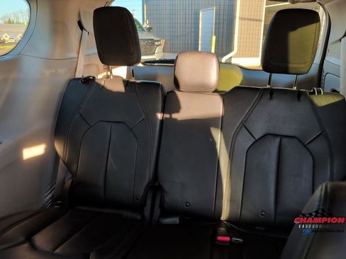Used 2018 Chrysler Pacifica Touring-L Plus w/ Advanced Safetytec Group FWD image 24