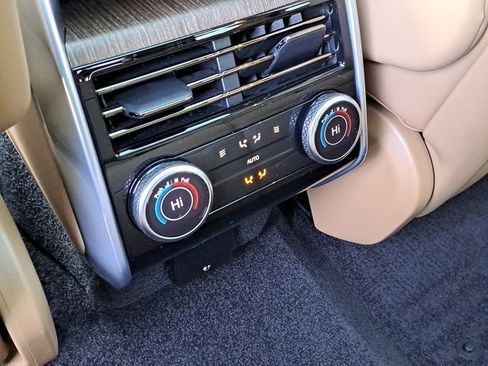 Used 2025 Land Rover Range Rover SE AWD/4WD image 12
