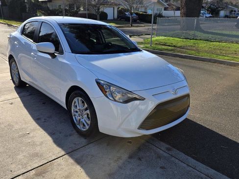 Used 2017 Toyota Yaris iA image 3