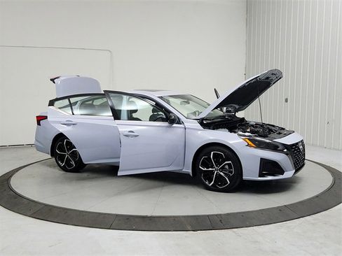 New 2025 Nissan Altima 2.5 SR w/ SR Premium Package image 9