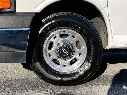 Used 2018 Chevrolet Express 2500 LT w/ LT Preferred Equipment Group image 8