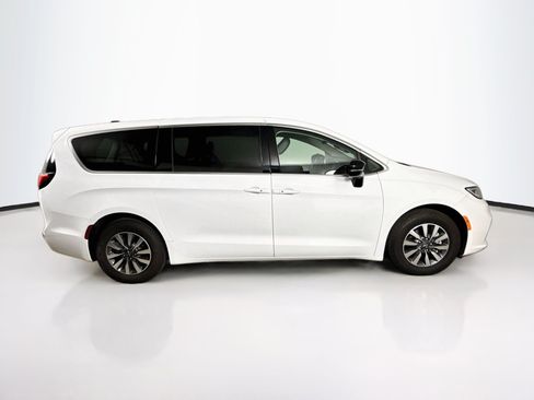 Used 2024 Chrysler Pacifica Limited FWD image 2