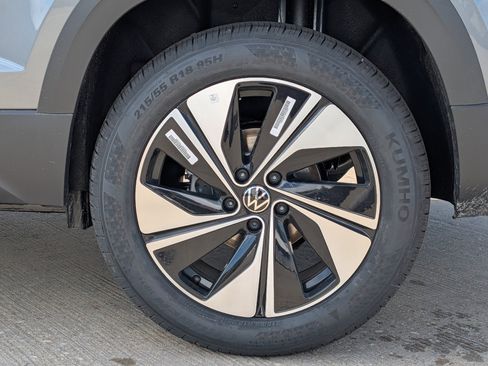 New 2026 Volkswagen Taos SE AWD/4WD image 3