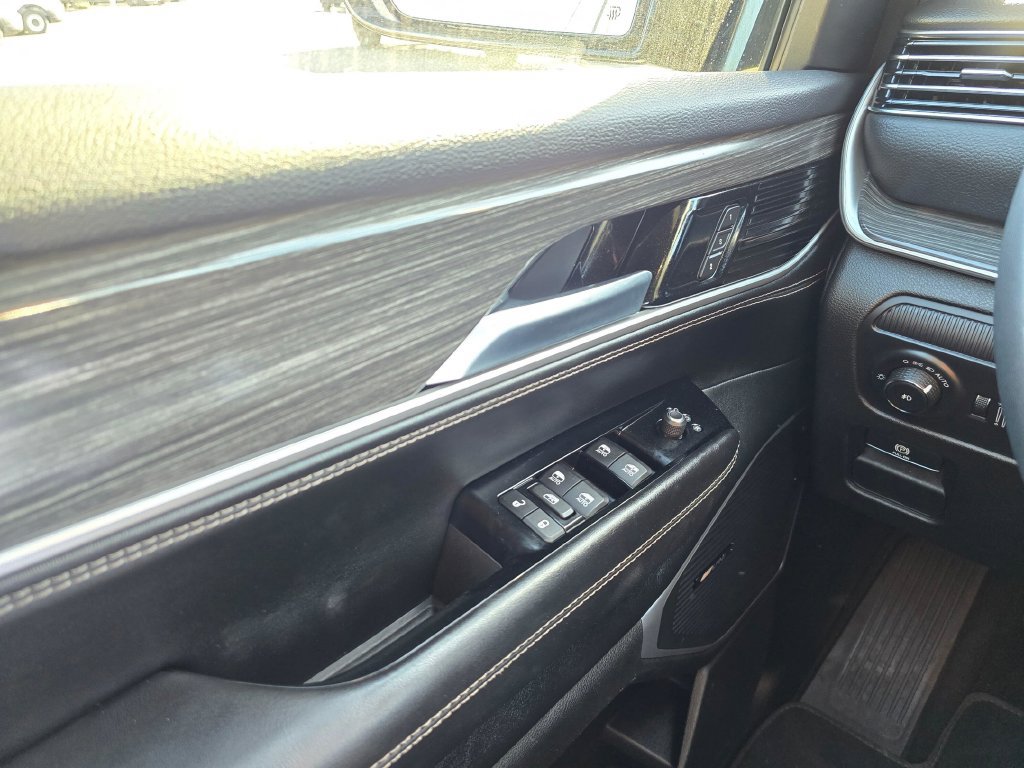 Used 2024 Jeep Wagoneer L Series II w/ Flexible Seating Group AWD/4WD image 30