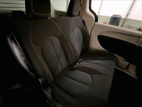 Used 2020 Chrysler Voyager L image 26